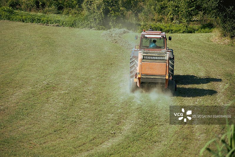 拖拉机收割饲料图片素材