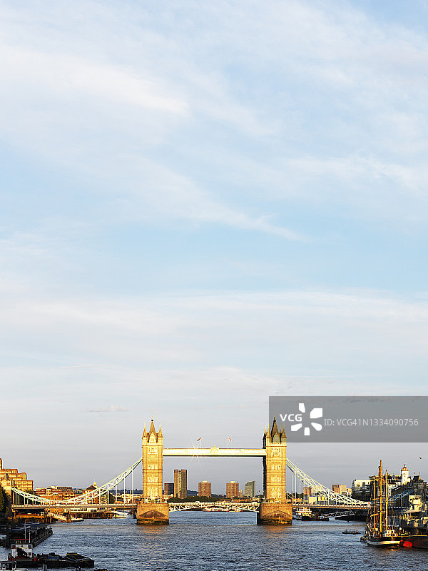 日落下的伦敦塔桥和泰晤士河图片素材