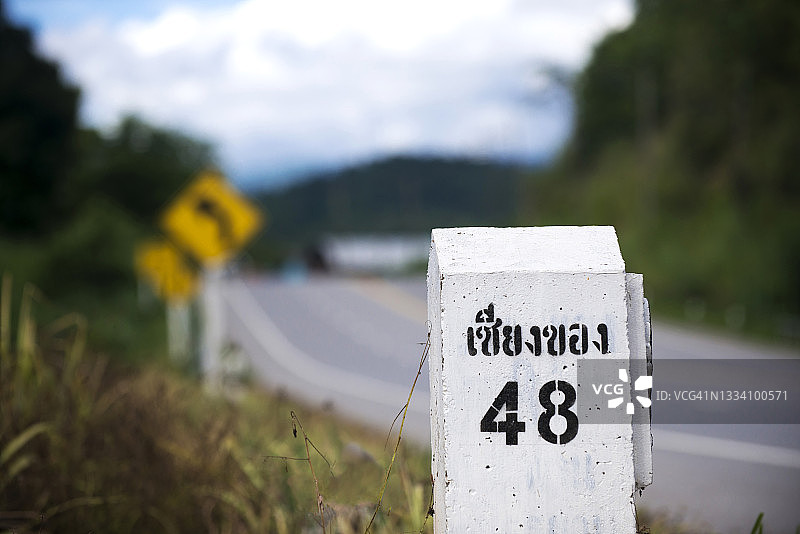 显示到泰国清莱清孔距离的里程碑图片素材