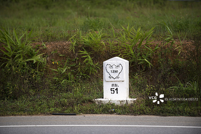 显示到泰国清莱清孔距离的里程碑图片素材