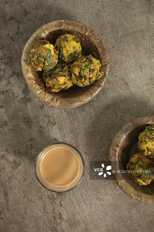 热气腾腾的油炸蔬菜饼配茶图片素材