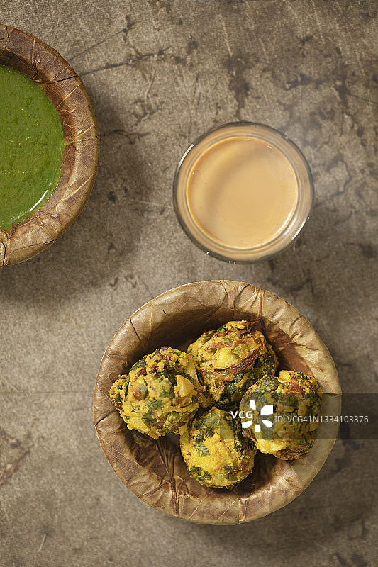 纸碗装印度炸饼配酸辣酱和奶茶图片素材