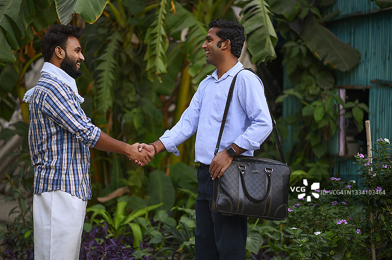 村民与军人握手问候图片素材