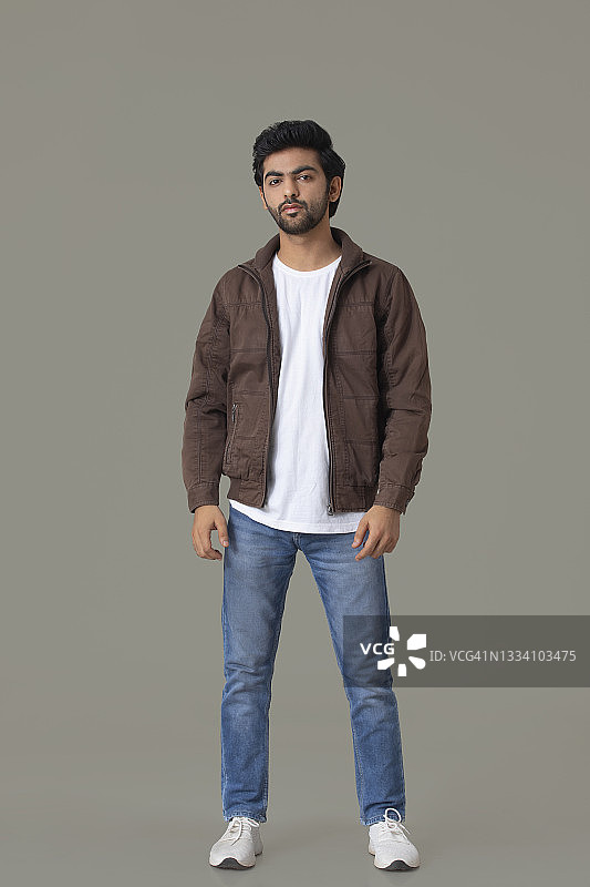 站立并看向镜头的年轻男人图片素材