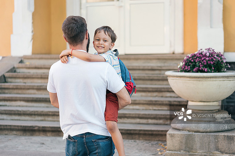 在校园里的父子图片素材