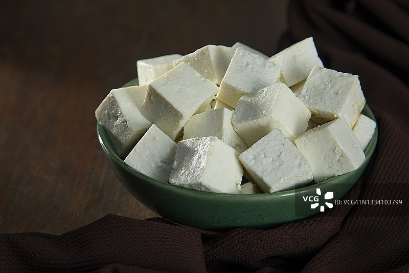 绿碗中的奶豆腐或农家奶酪丁图片素材