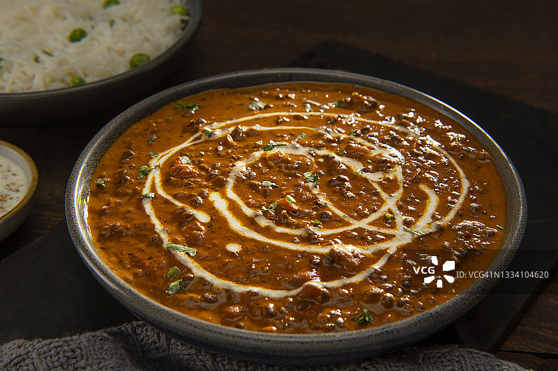 印式奶油扁豆配米饭酸奶洋葱圈图片素材