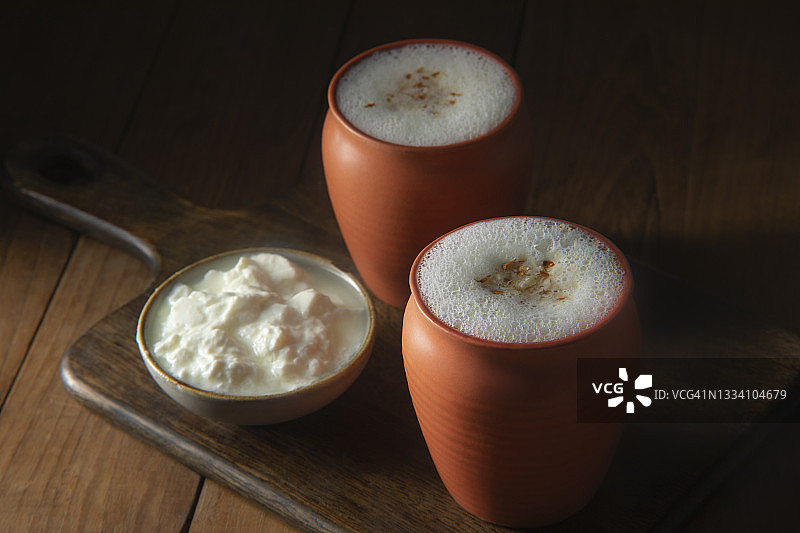 玻璃杯中的黄油牛奶图片素材