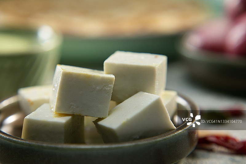 碗里装着的生奶酪丁图片素材