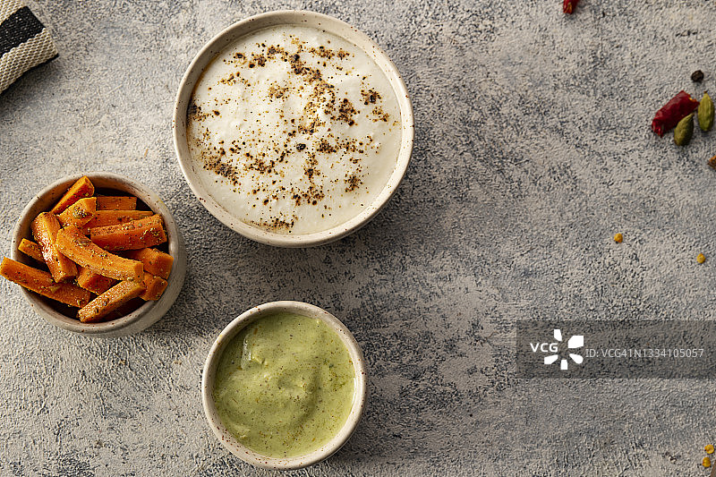 装饰凝乳配泡菜和香菜酸辣酱图片素材