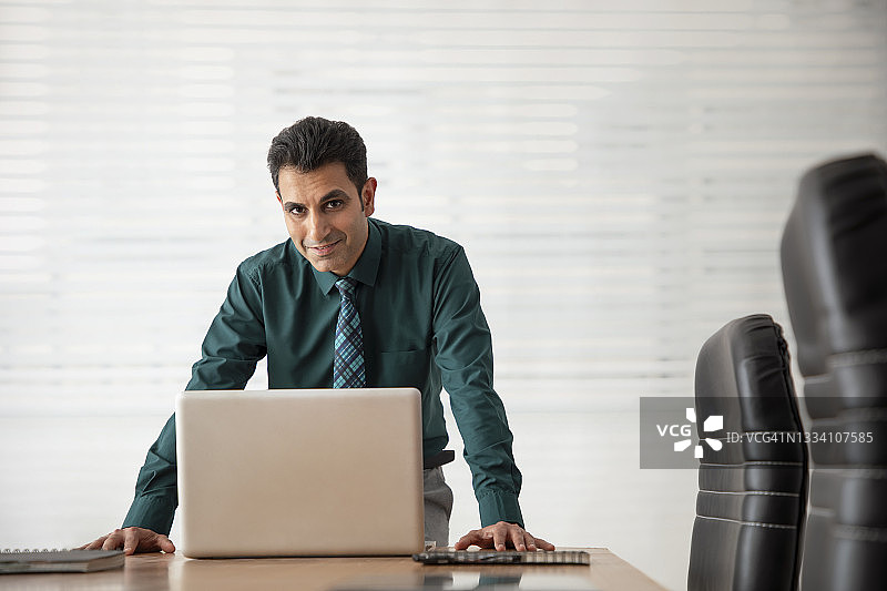 在会议室里看向镜头的快乐职业人士图片素材