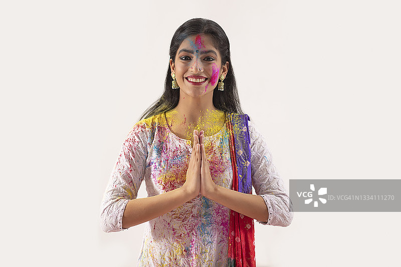 一位浑身古拉尔的年轻女子双手合十致意图片素材