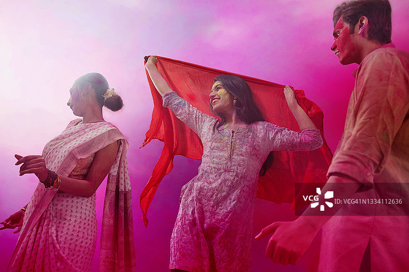 朋友们一起跳舞庆祝胡里节图片素材