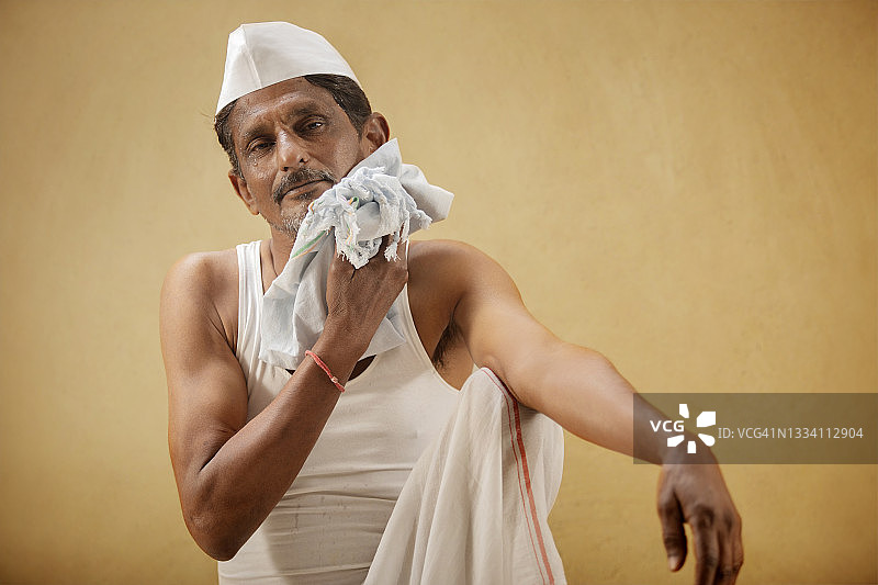 来自印度西部的农民擦去汗水图片素材