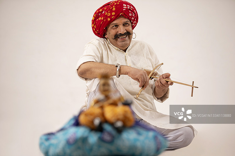 快乐的乡村艺术家为卡普特利秀演奏乐器图片素材