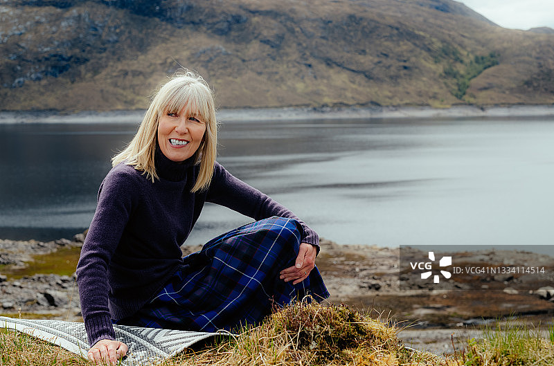 身穿苏格兰格子呢的女人，苏格兰高地图片素材
