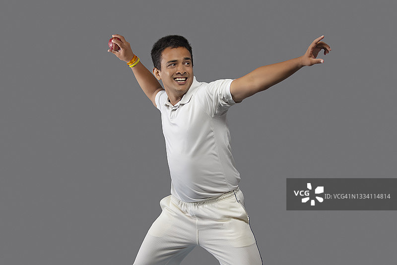 板球运动员，外场员投球图片素材