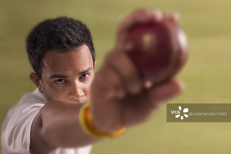 板球投手在球场上投球图片素材