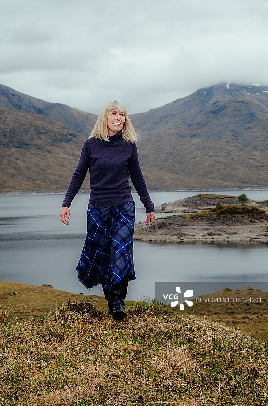 身穿苏格兰格子呢的女人，苏格兰高地图片素材