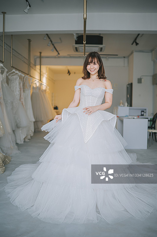 中国新娘在婚纱店试穿婚纱微笑肖像图片素材