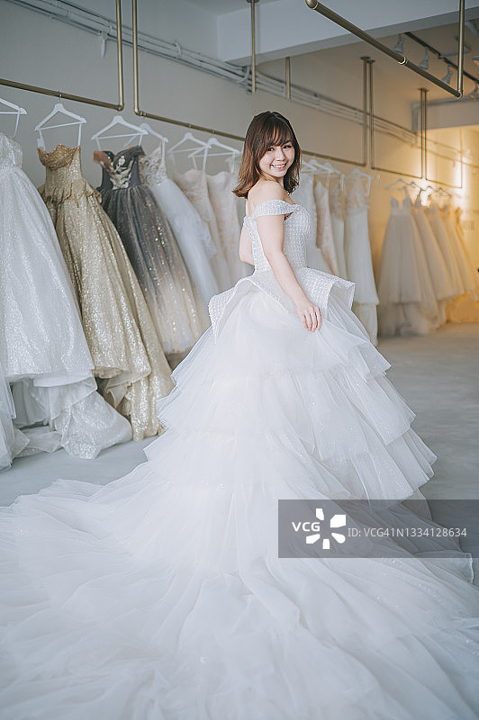 中国新娘在婚纱店试穿婚纱微笑肖像图片素材