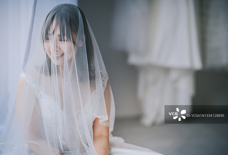 微笑等待新郎的中国新娘图片素材