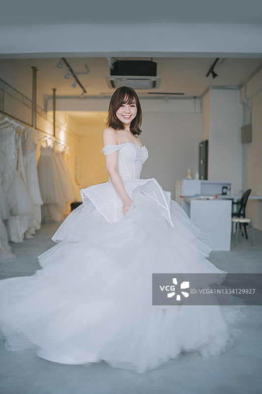 中国新娘在婚纱店试穿婚纱微笑肖像图片素材