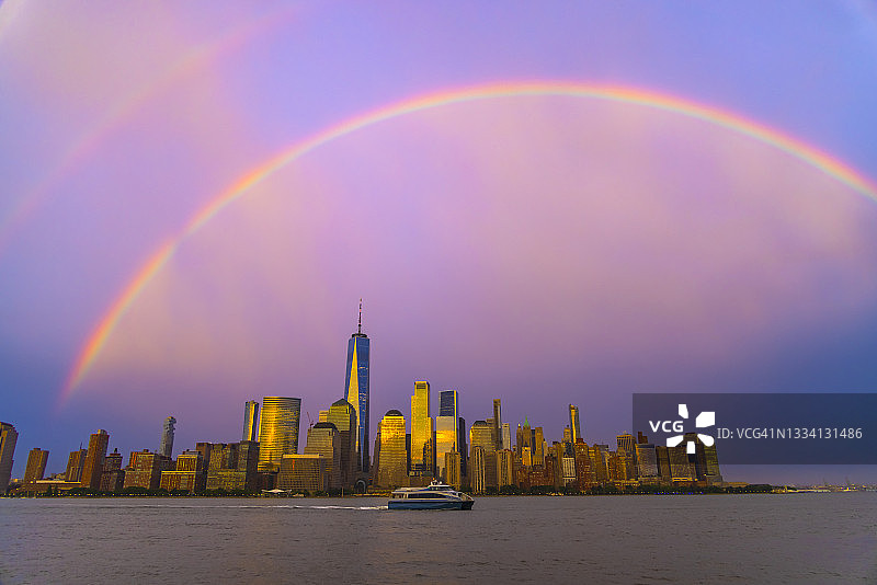 雷雨后，彩虹出现在下曼哈顿摩天大楼上。图片素材