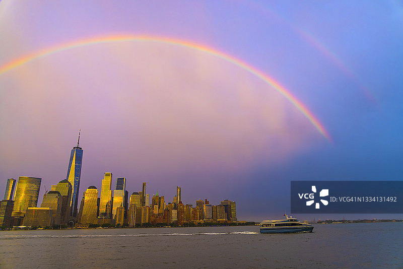 雷雨后，彩虹出现在下曼哈顿摩天大楼上。图片素材