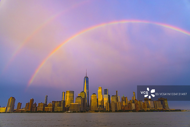 雷雨后，彩虹出现在下曼哈顿摩天大楼上。图片素材