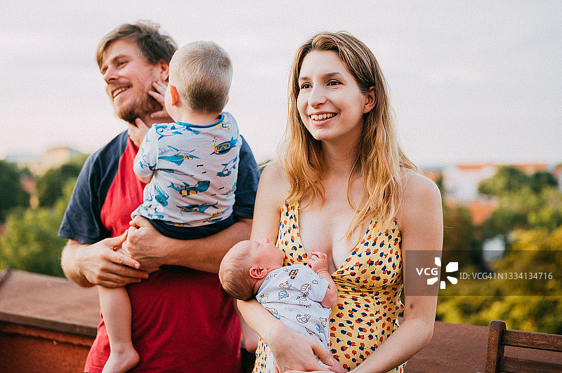 幸福的年轻夫妇与两个小孩的合影图片素材