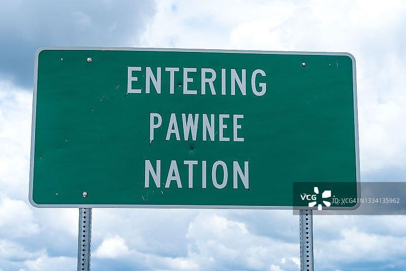 俄克拉荷马州的波尼族印第安人保留地和路标图片素材