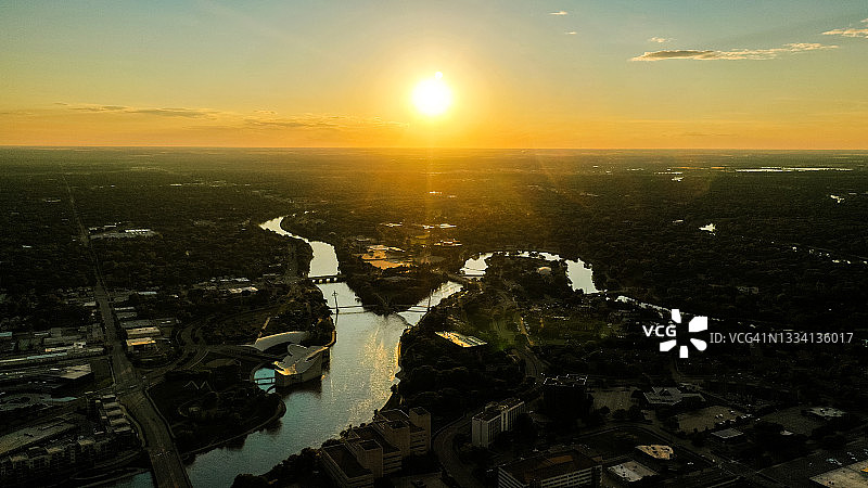 堪萨斯州威奇托市中心天际线阿肯色河及桥梁无人机日落航拍图片素材