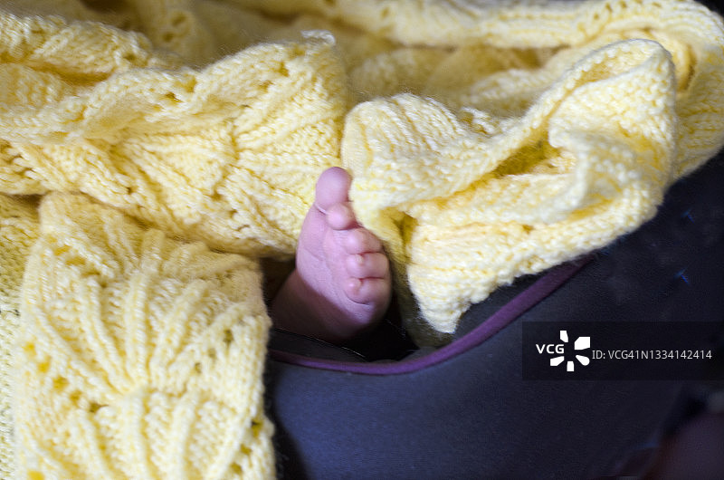 露出脚的新生儿图片素材
