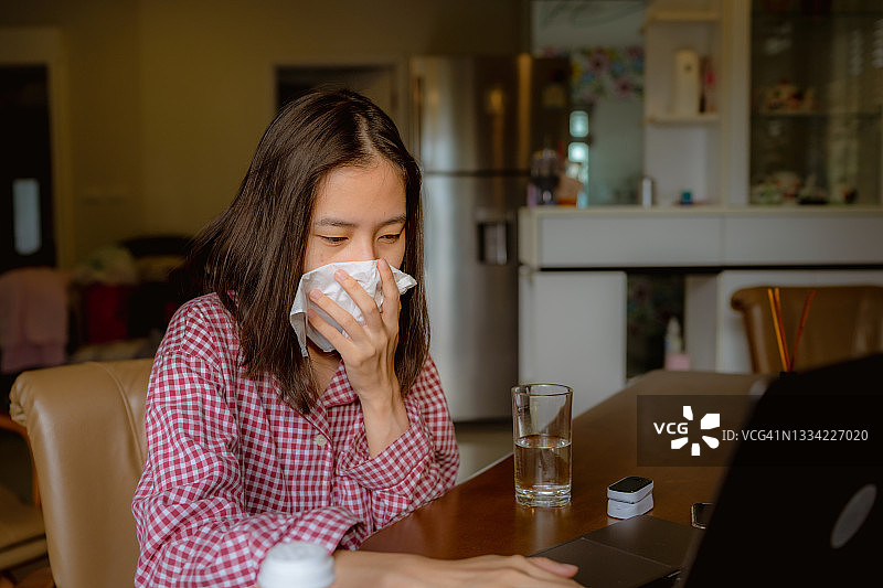 感冒发烧的生病女人图片素材