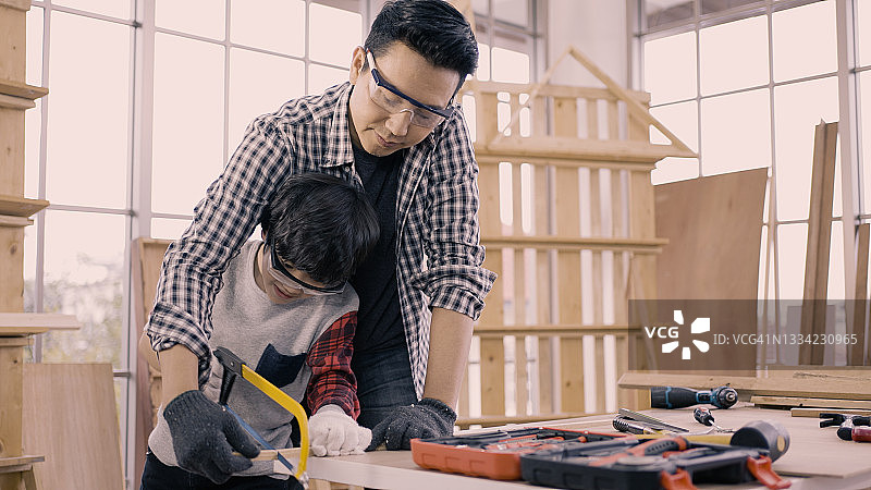 男人在车间里互相击掌图片素材