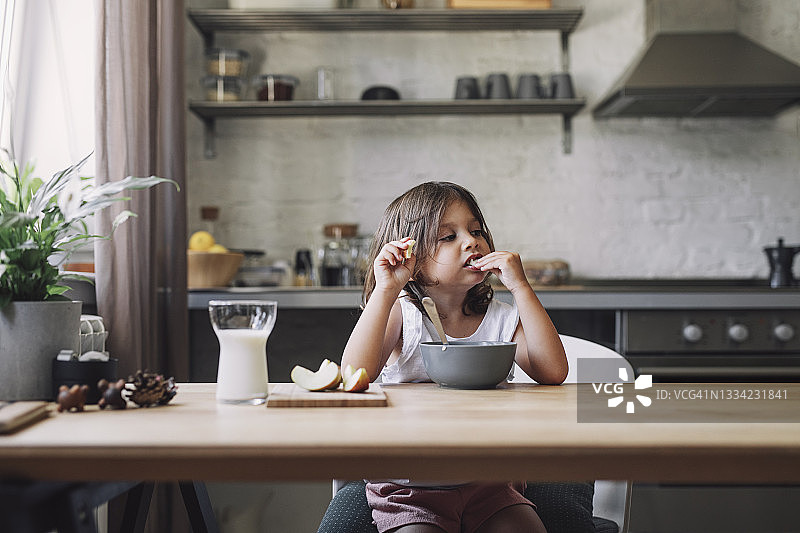 小女孩在家吃早餐图片素材