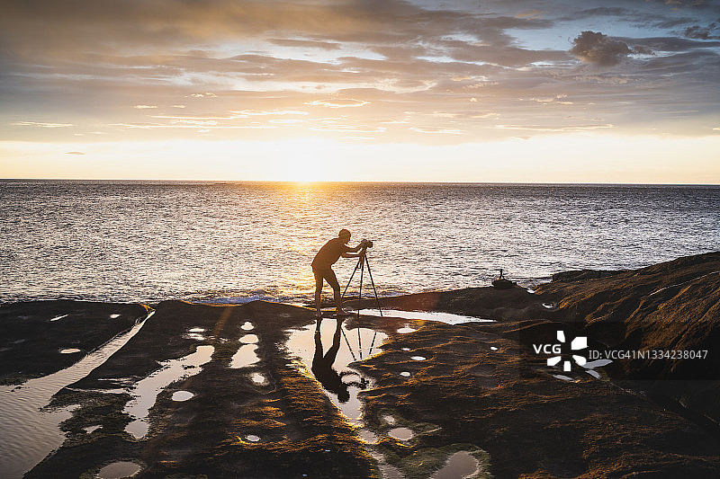 在挪威海岸工作的摄影师图片素材