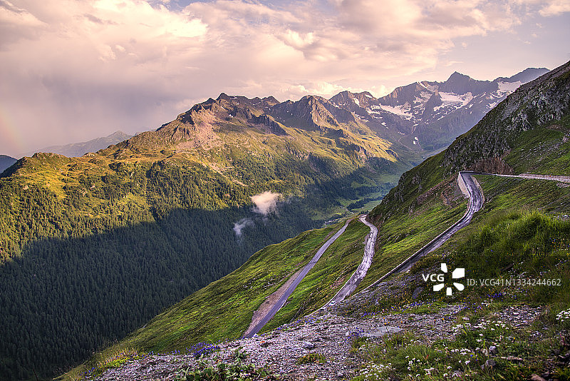 蒂门斯约赫或隆博山口山路图片素材