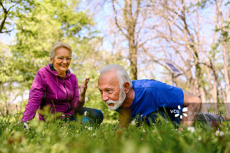 年长的男人在做俯卧撑图片素材