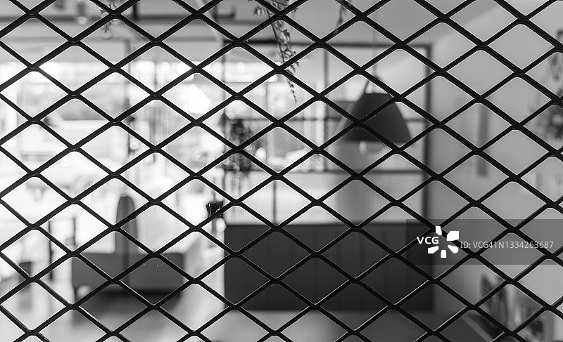 商店铁丝网围栏的全画幅拍摄图片素材