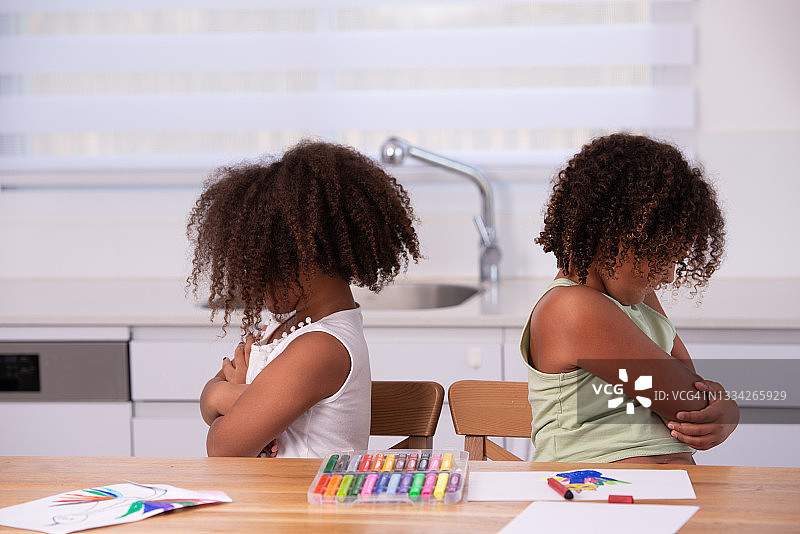 争吵的小女孩图片素材