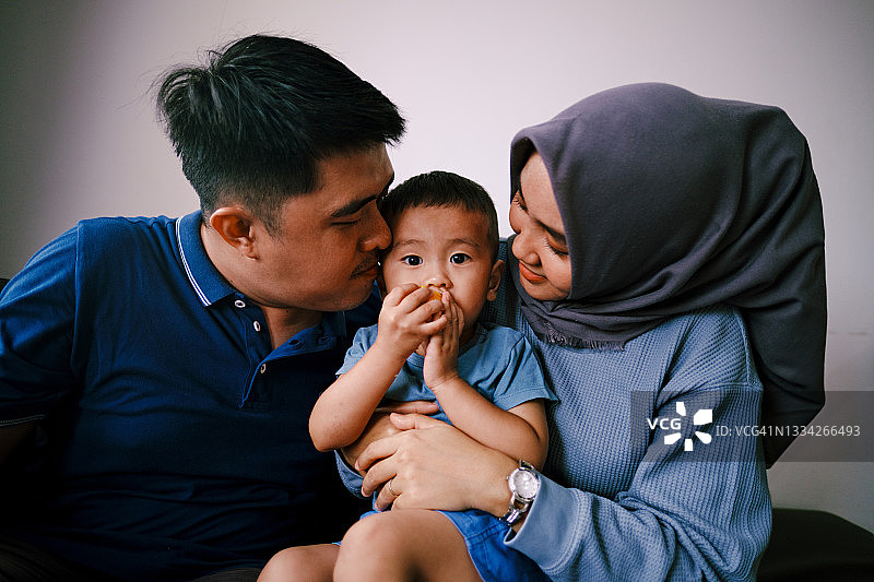 父母花时间陪伴生病康复的孩子肖像图片素材