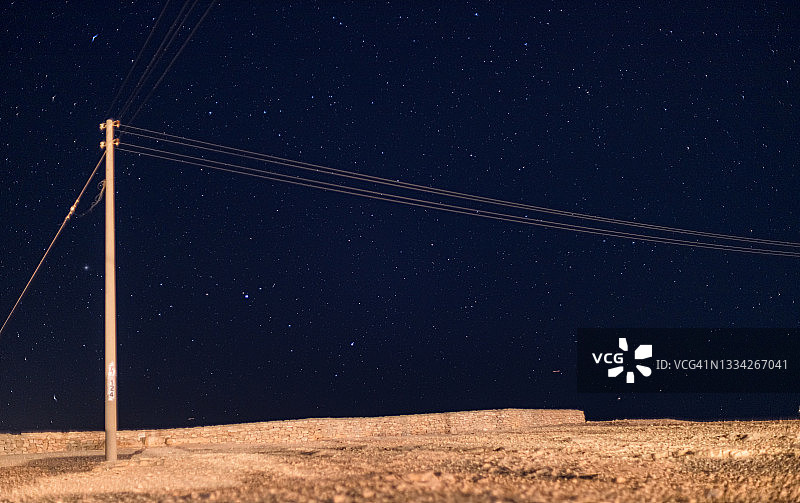 沙漠星夜与电线杆图片素材