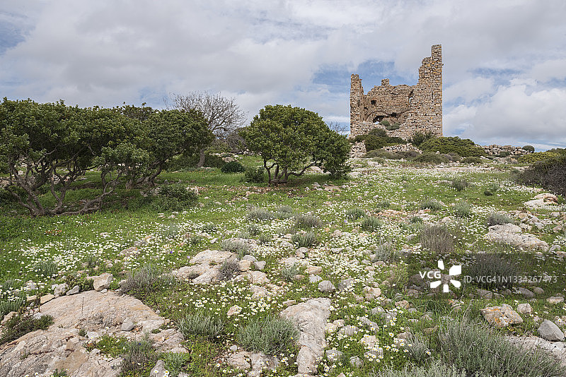 希腊希俄斯岛埃姆波里奥斯村附近废弃的Dothia塔楼遗址图片素材