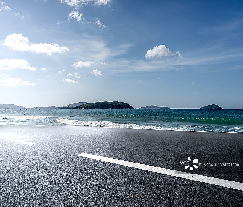 阳光下的沿海公路图片素材