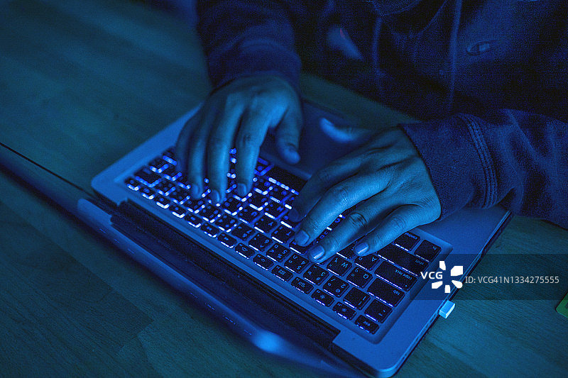 黑客窃取密码和身份信息，电脑犯罪图片素材