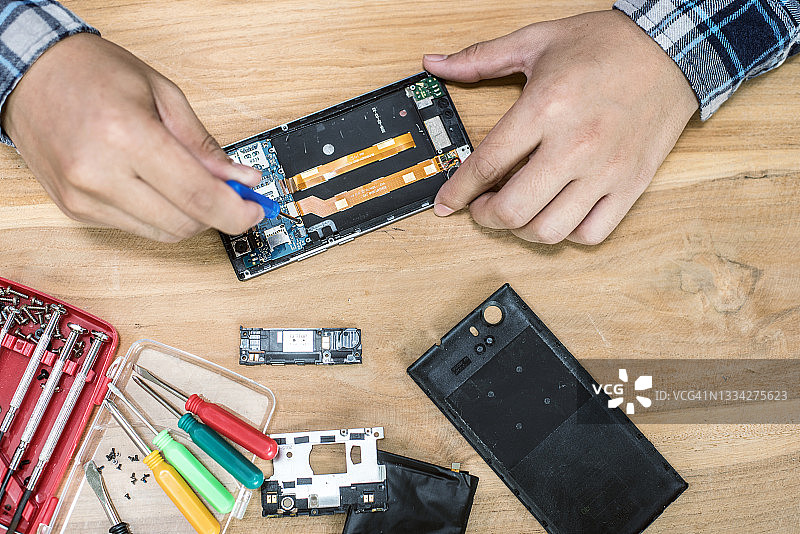 修理损坏的智能手机或手机图片素材