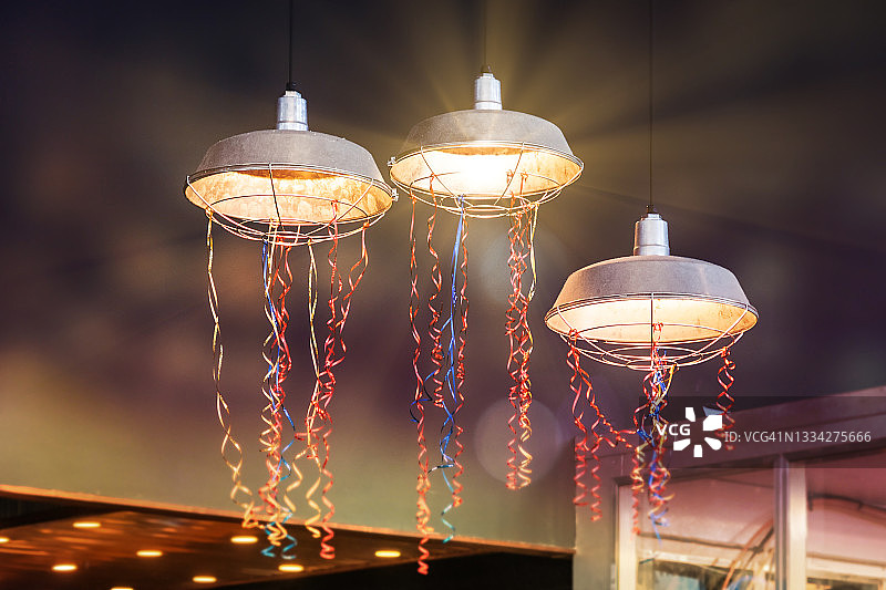 商业场所的天花板三盏灯图片素材