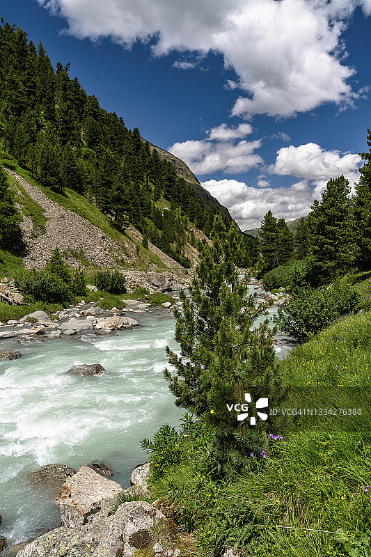 瑞士恩嘎丁阿尔卑斯山景观图片素材